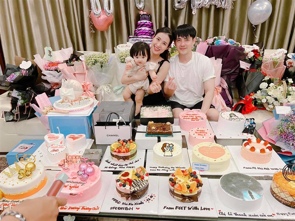 Ông Cao Thắng tung ảnh Đông Nhi cho con bú, nhận bão like-5