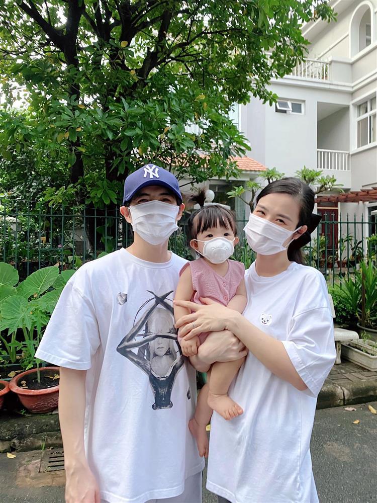 Ông Cao Thắng tung ảnh Đông Nhi cho con bú, nhận bão like-6