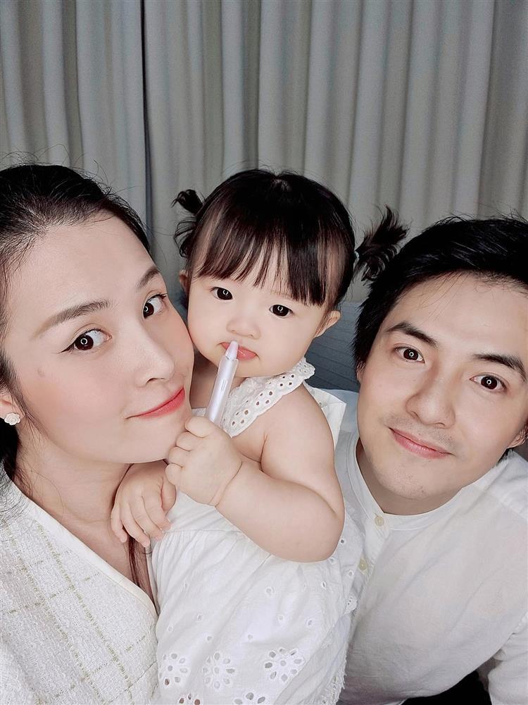 Ông Cao Thắng tung ảnh Đông Nhi cho con bú, nhận bão like-7