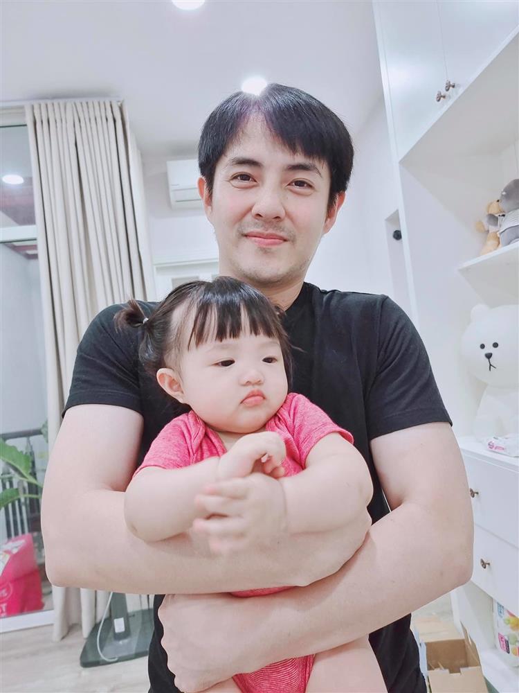 Ông Cao Thắng tung ảnh Đông Nhi cho con bú, nhận bão like-8