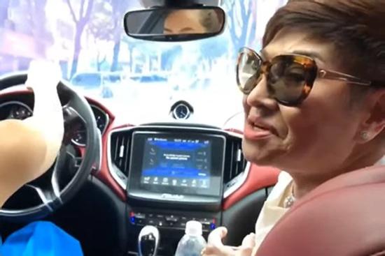 Xôn xao clip Hồ Ngọc Hà lái xe chở vợ Đàm Vĩnh Hưng tại TP.HCM