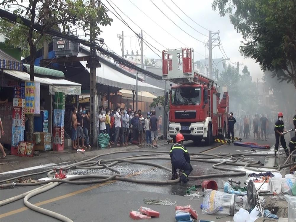 Cửa hàng đồ điện ở TP.HCM cháy như biển lửa-3
