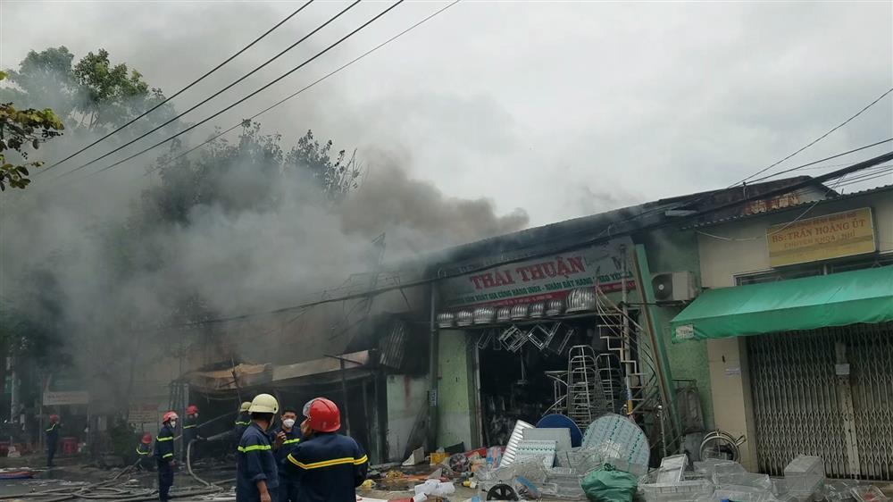 Cửa hàng đồ điện ở TP.HCM cháy như biển lửa-5