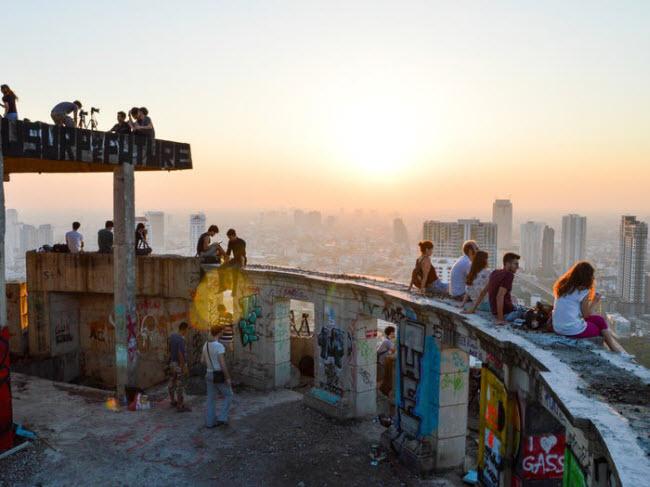 Lạnh gáy với tòa tháp ma bỏ hoang ở Thái Lan-6