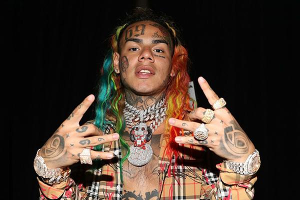 Sau khi ra tù, nữ ca sĩ đình đám Kpop gây chú ý vì diện đồ quá bạo-5