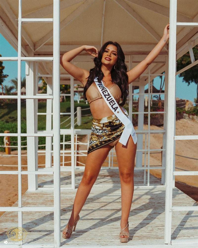 Thí sinh Miss Intercontinental 2021 tạo dáng bikini phản cảm-4