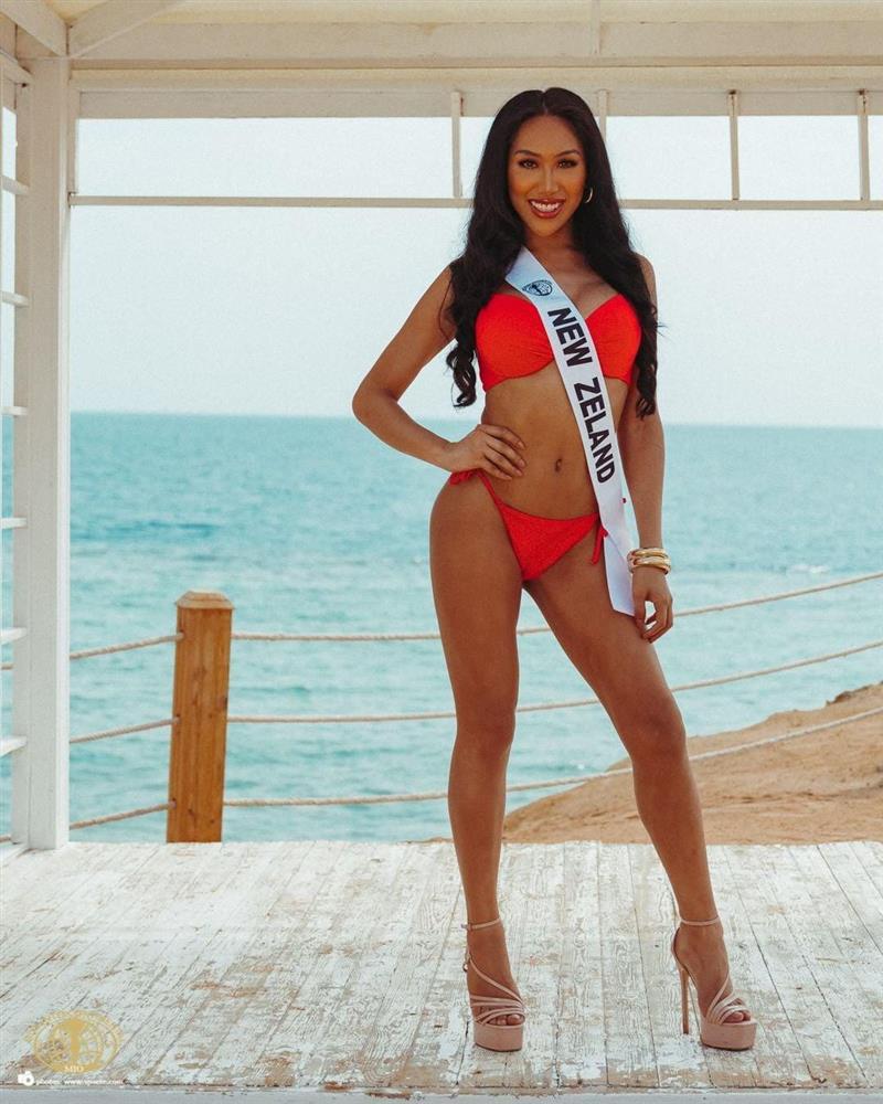 Thí sinh Miss Intercontinental 2021 tạo dáng bikini phản cảm-5