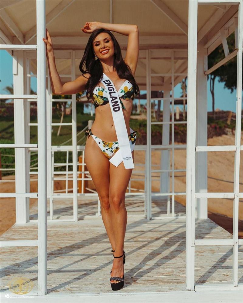 Thí sinh Miss Intercontinental 2021 tạo dáng bikini phản cảm-7