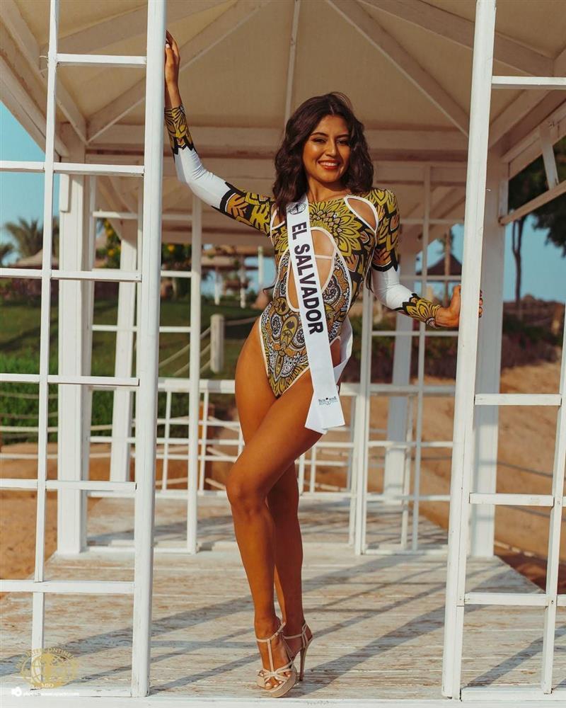 Thí sinh Miss Intercontinental 2021 tạo dáng bikini phản cảm-10