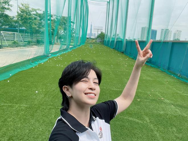 Cùng đi đánh golf, Gil Lê và Hoàng Thùy Linh lên đồ lạc quẻ quá trời-1