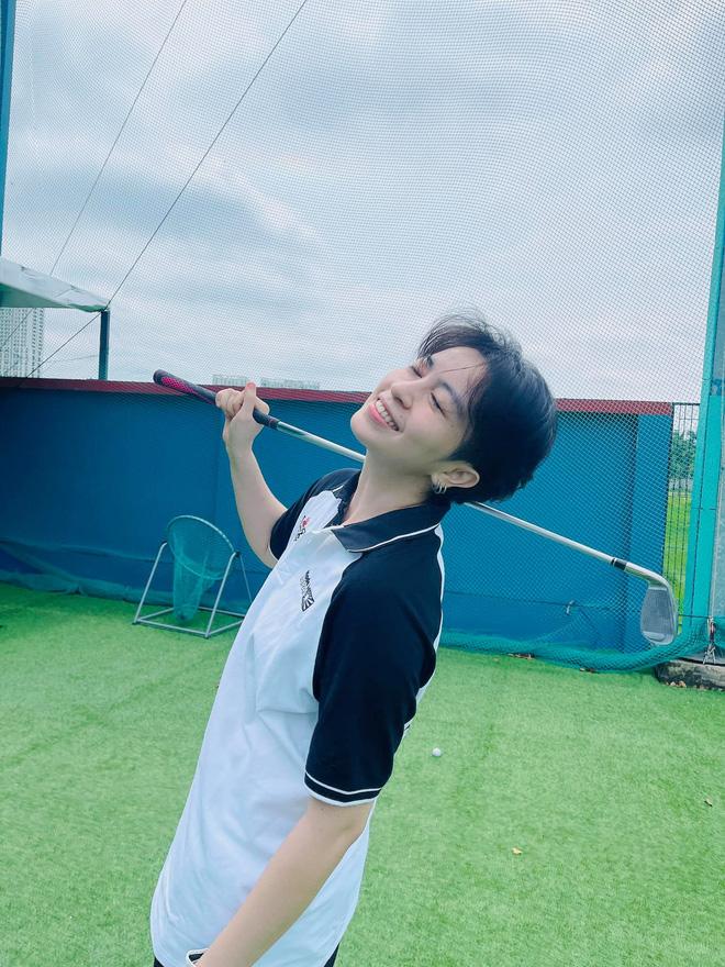 Cùng đi đánh golf, Gil Lê và Hoàng Thùy Linh lên đồ lạc quẻ quá trời-4