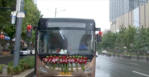 Đám cưới siêu đặc biệt: Cô dâu lái xe buýt đón chú rể và người thân-3