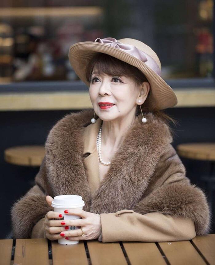 Cụ bà 80 tuổi ở Trung Quốc sở hữu hàng trăm đôi giày cao gót-7