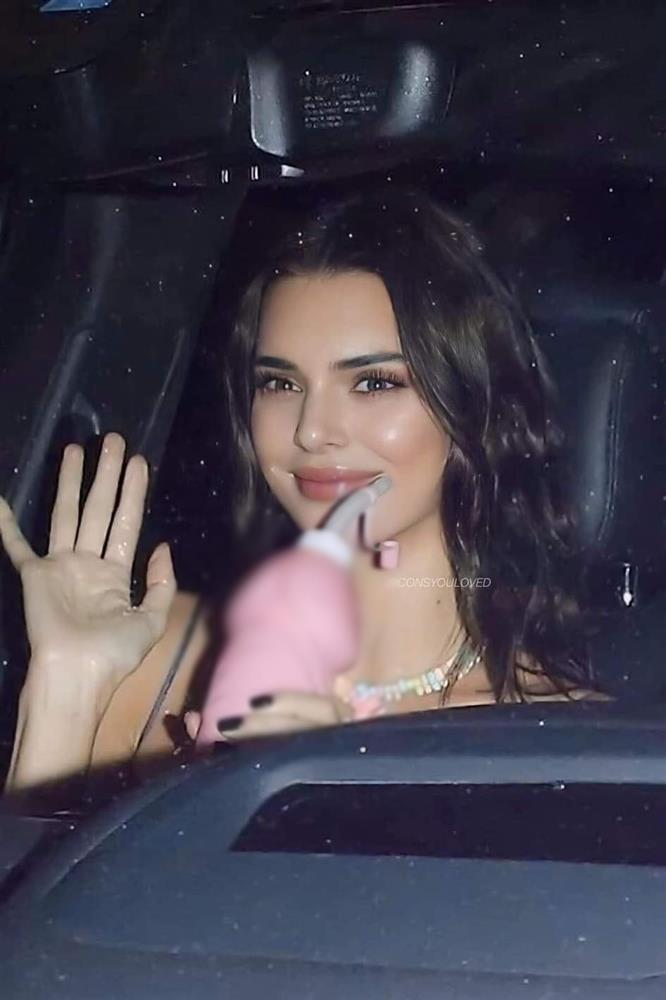 Kendall Jenner cầm bình nước hình bộ phận sinh dục nam phản cảm-2