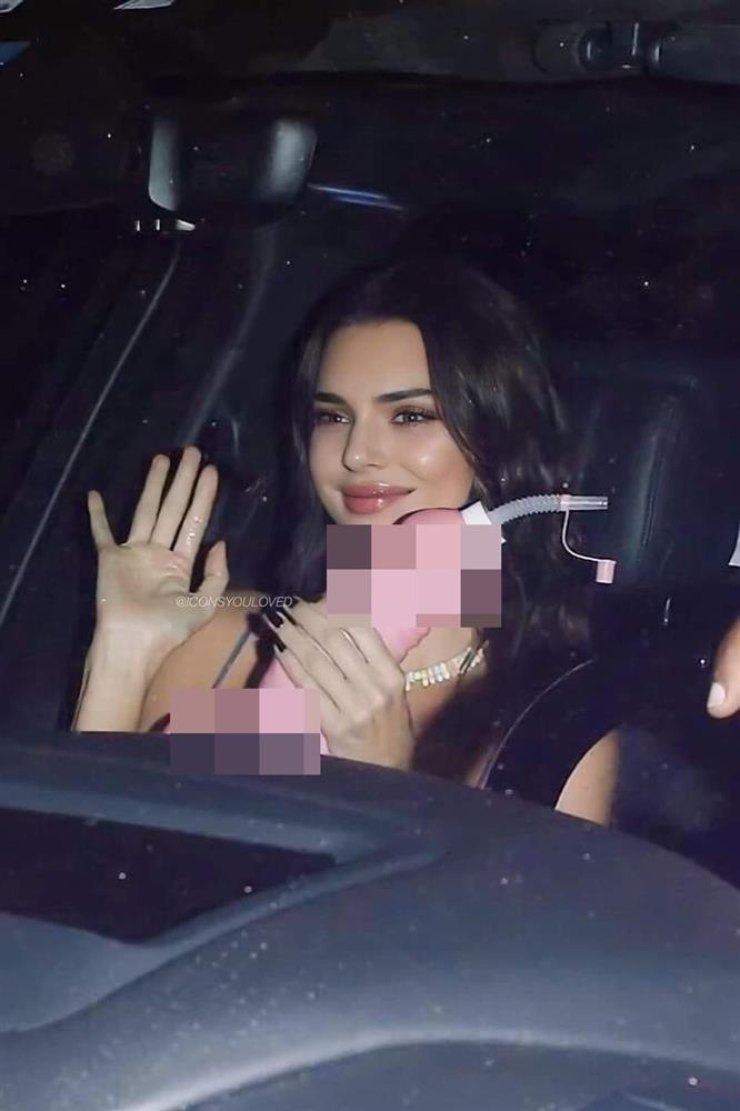 Kendall Jenner cầm bình nước hình bộ phận sinh dục nam phản cảm-3