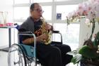 Nghệ sĩ Trần Mạnh Tuấn luyện thổi saxophone trong bệnh viện