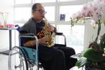 Nghệ sĩ Trần Mạnh Tuấn luyện thổi saxophone trong bệnh viện
