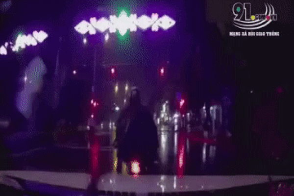 Clip: Dừng đèn đỏ dưới mưa, thanh niên bị ô tô đâm văng tít mù-1