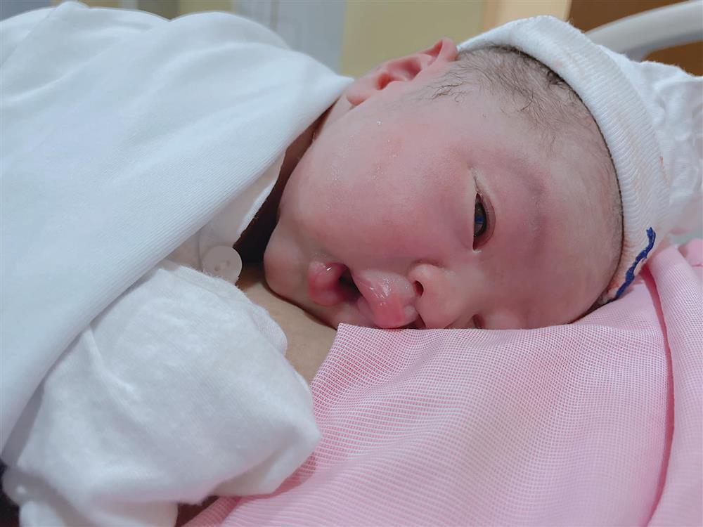 Nữ DJ sinh con cho chồng mới, phản ứng con riêng gây sốt-4