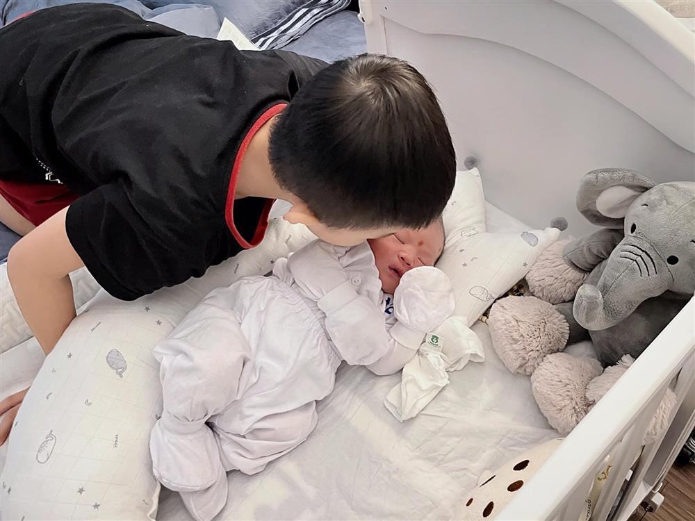 Nữ DJ sinh con cho chồng mới, phản ứng con riêng gây sốt-8