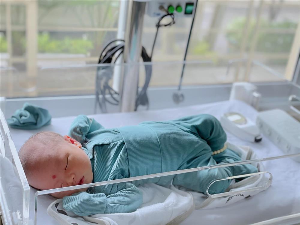 Nữ DJ sinh con cho chồng mới, phản ứng con riêng gây sốt-5