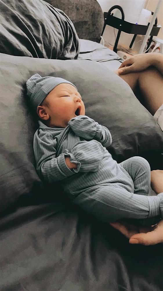 Nữ DJ sinh con cho chồng mới, phản ứng con riêng gây sốt-6