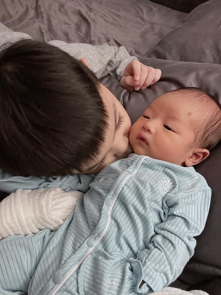 Nữ DJ sinh con cho chồng mới, phản ứng con riêng gây sốt-10