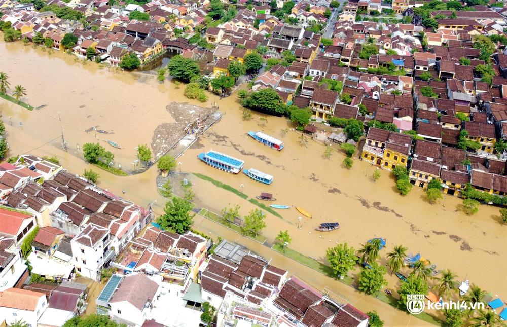 Sáng 18/10, nước lũ đã bắt đầu rút khỏi phố cổ Hội An (Quảng Nam), tuy nhiên một số tuyến đường ven sông Hoài vẫn đang bị ngập nặng, có nơi ngập gần 50cm