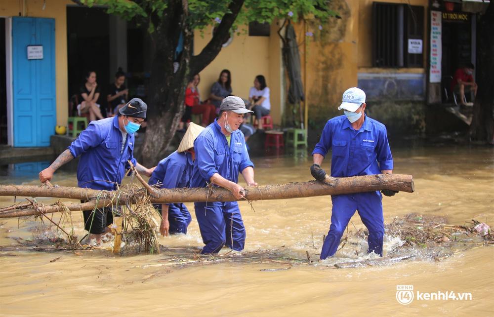 Công nhân khẩn trương dọn rác tại tuyến đường Bạch Đằng