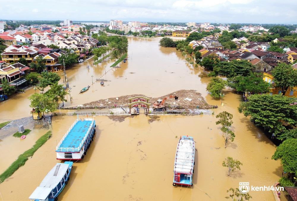 Đến 13h chiều nay (18/10), nước lũ vẫn chưa rút hoàn toàn tại phố cổ Hội An