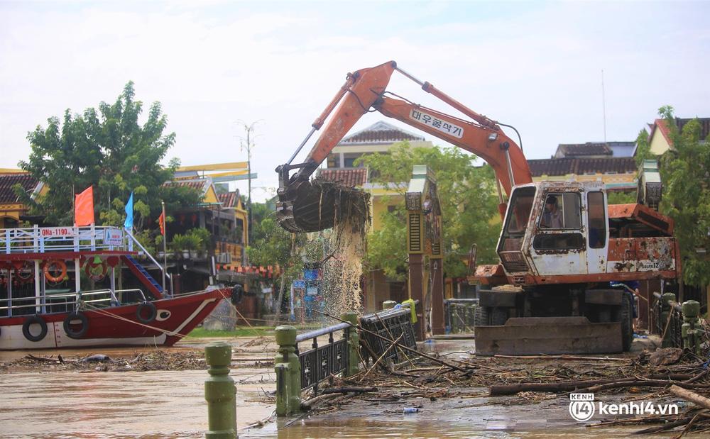 Xe cần cẩu được huy động máy móc, nhân công để khơi thông dòng chảy