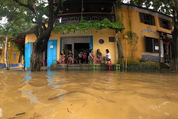 Quảng Ngãi: Sơ tán hàng ngàn hộ dân tránh lũ-6