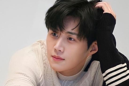 Các thương hiệu rục rịch quay lưng Kim Seon Ho vì scandal