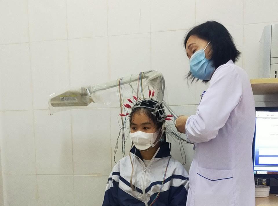 Clip: Nữ sinh lớp 7 quỳ gối giữa đồi thông, bị tát chảy máu mũi-2