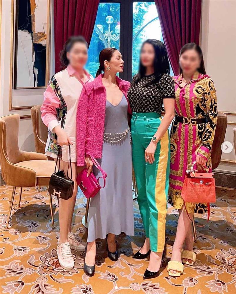 Yêu bồ kém tuổi, mỹ nhân khoái quên áo ngực: Lệ Quyên top 1-3