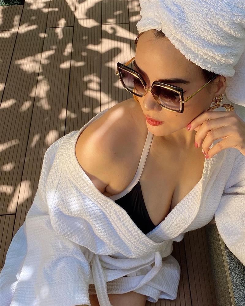 Yêu bồ kém tuổi, mỹ nhân khoái quên áo ngực: Lệ Quyên top 1-9