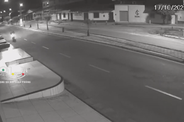 Clip: Bốc đầu xe, thanh niên tự húc vào vỉa hè ngã chống vó-1