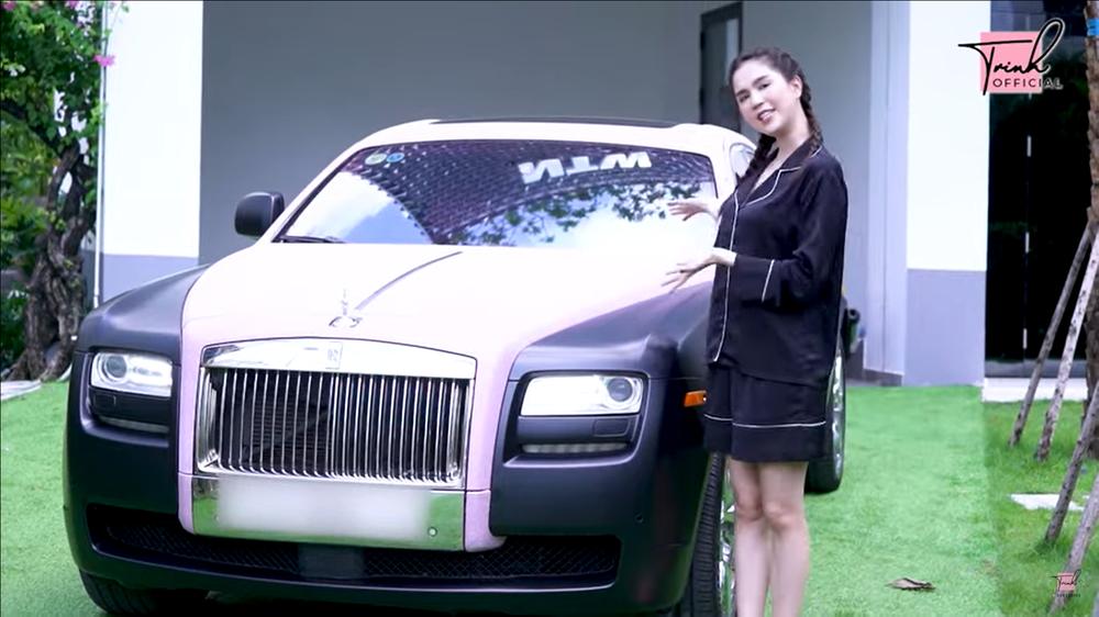 Trên siêu xe Ngọc Trinh luôn phải có tăm xỉa răng, bông ngoáy tai-4