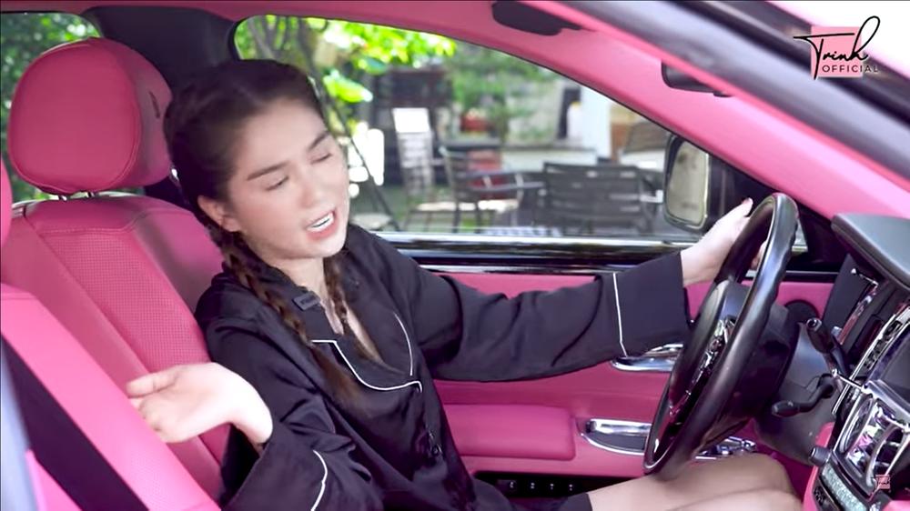 Trên siêu xe Ngọc Trinh luôn phải có tăm xỉa răng, bông ngoáy tai-3