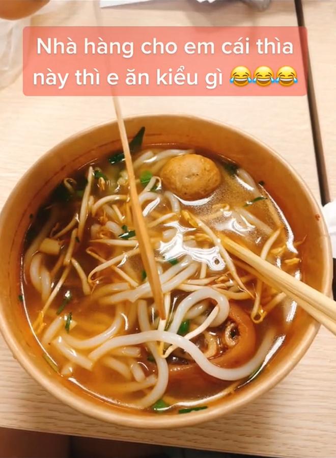 Cô gái mua bún bò về ăn còn bị quán chơi khó vì chi tiết đặc biệt-1