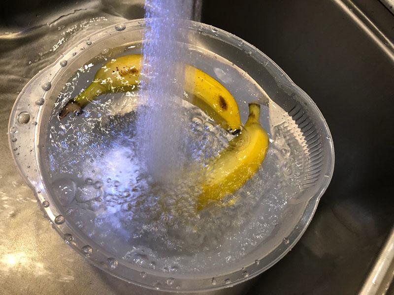 Biết mẹo này sớm, bạn sẽ không phải vứt bỏ chuối thâm đen!-1