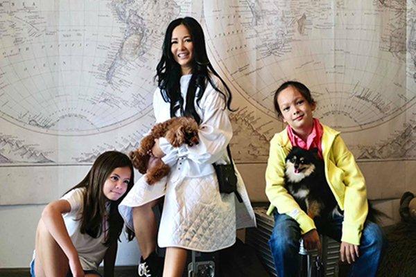 Quý tử của diva Hồng Nhung phải nẹp chân, chống nạng-4