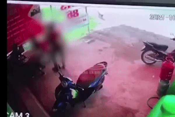 Clip: Gã đàn ông cầm búa đập tới tấp vào đầu người chơi cờ