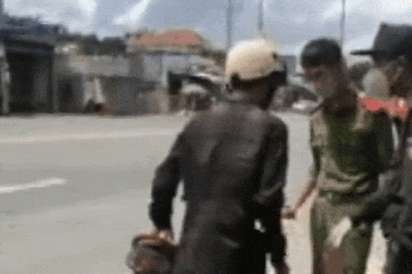 Clip: Thanh niên đi xe máy nẹt pô được CSCĐ cho bài học tởn đến già