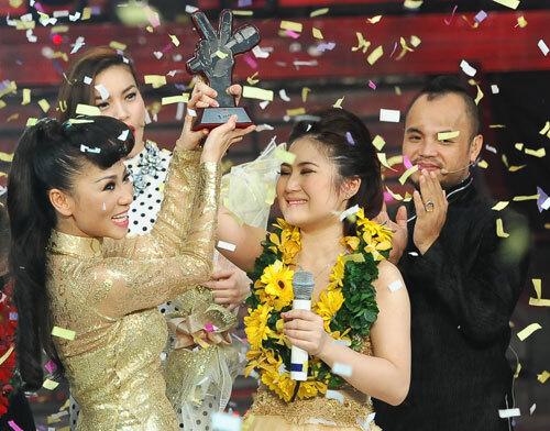 Nhờ giọng hát quá đỗi đặc biệt và nội lực, Hương Tràm đăng quang Quán Quân The Voice 2012 ngay từ khi mới 17 tuổi.