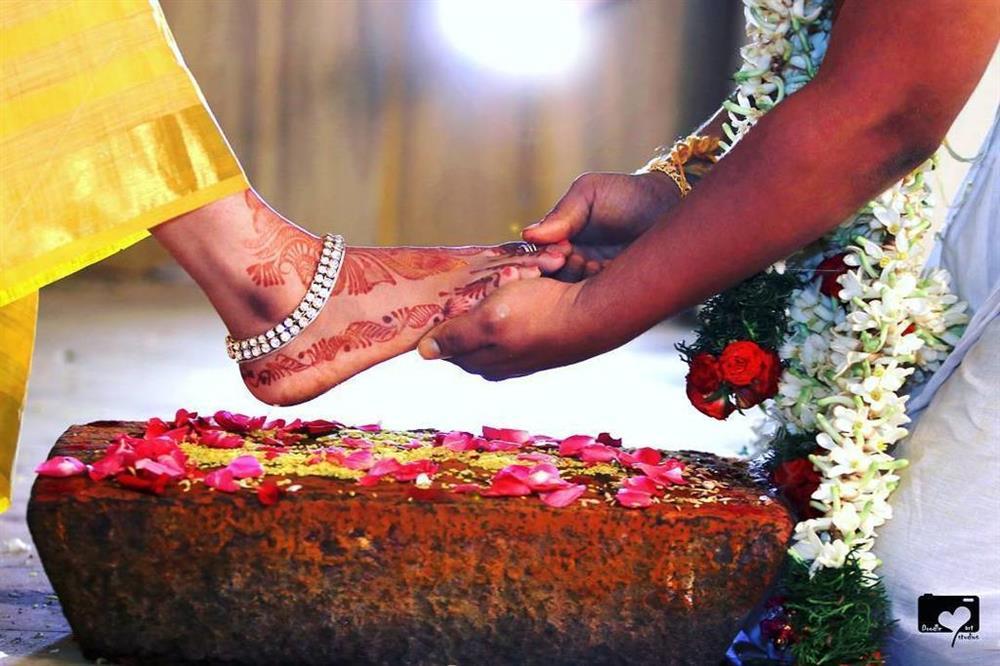 Nghi thức độc đáo cho cô dâu trong đám cưới ở Ấn Độ-3