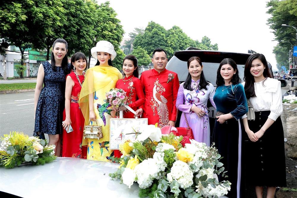 MC Cát Tường và Cát Phượng mặc lạc quẻ trong đám cưới Tiết Cương-4