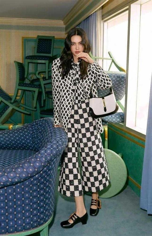 Xu hướng kẻ caro đen trắng đổ bộ thu đông được Lisa, Mai Davika lăng-xê-2