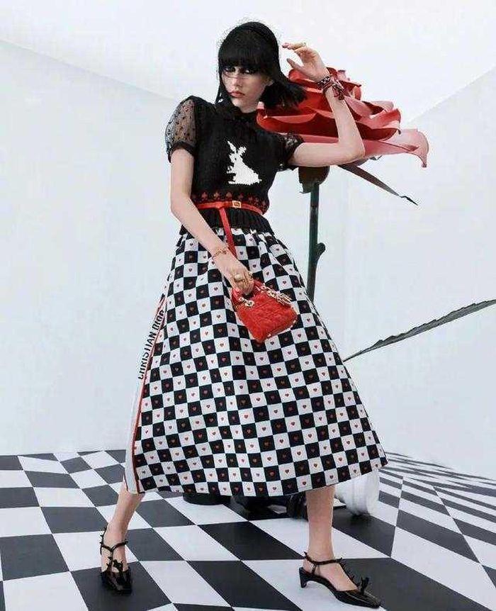 Xu hướng kẻ caro đen trắng đổ bộ thu đông được Lisa, Mai Davika lăng-xê-4