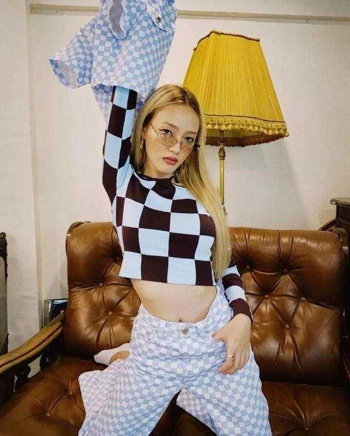 Xu hướng kẻ caro đen trắng đổ bộ thu đông được Lisa, Mai Davika lăng-xê-9